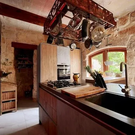 Luxury House Of Character Golden Bay/manikata. וילה