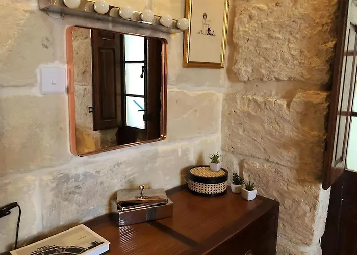 Luxury House Of Character Golden Bay/manikata. Vilă