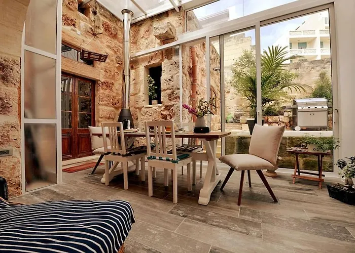 Luxury House Of Character Golden Bay/manikata. Vilă