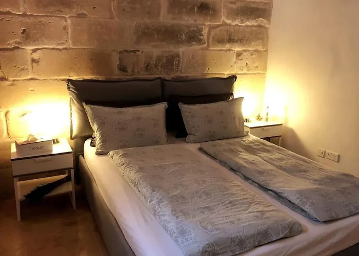 Luxury House Of Character Golden Bay/manikata. Vilă